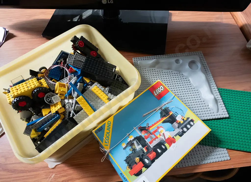 1980s Lego pieces, base plates and Legoland kit Image 1++