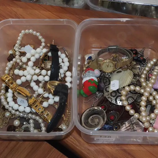 2x small plastic tubs of costume jewellery