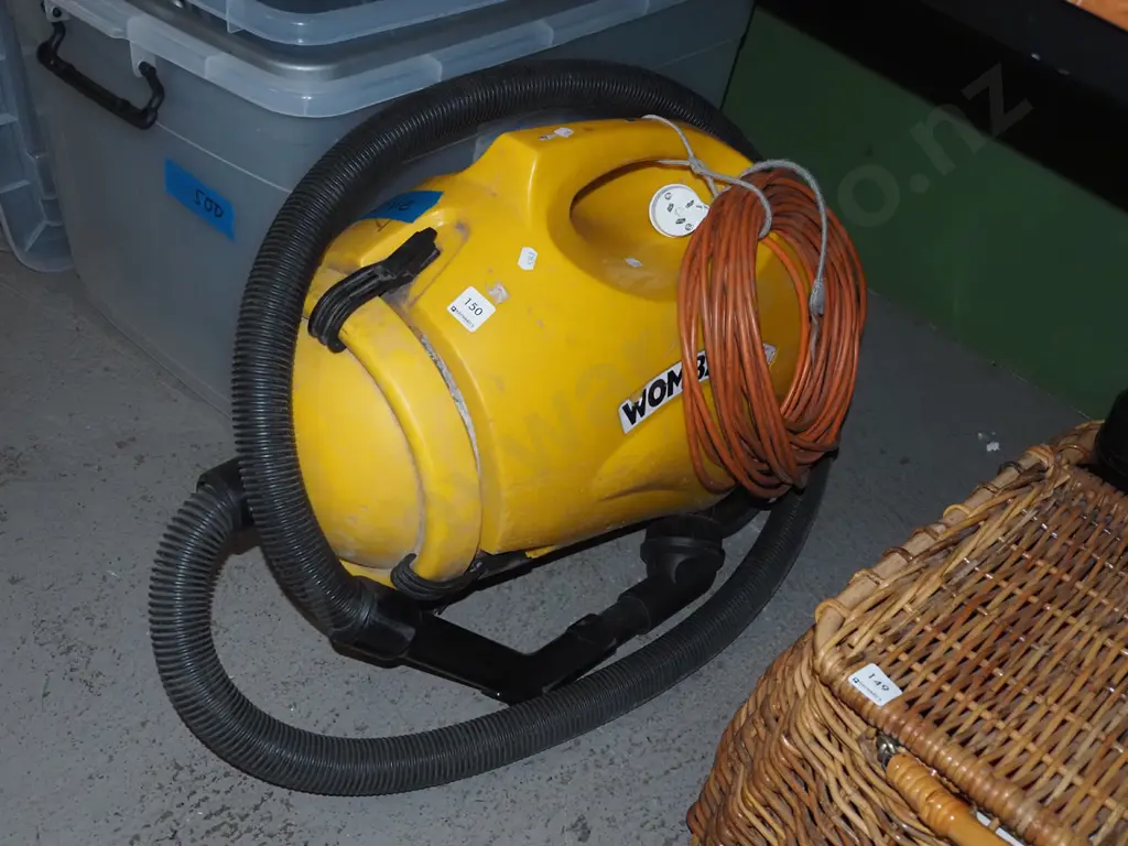 Wombat vacuum cleaner - no nozzle-  As Is No Returns Image 1++