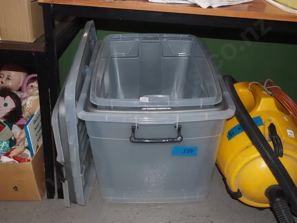3x plastic storage containers and lids Image 1++