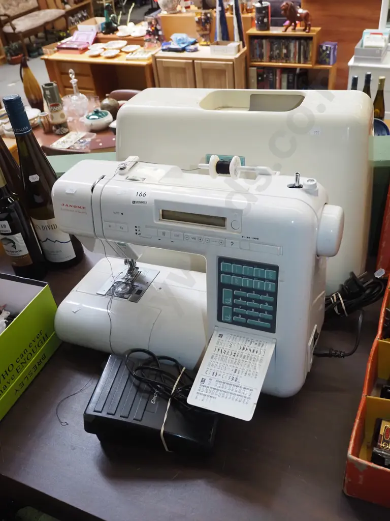 Janome Memory Craft sewing machine Image 1++