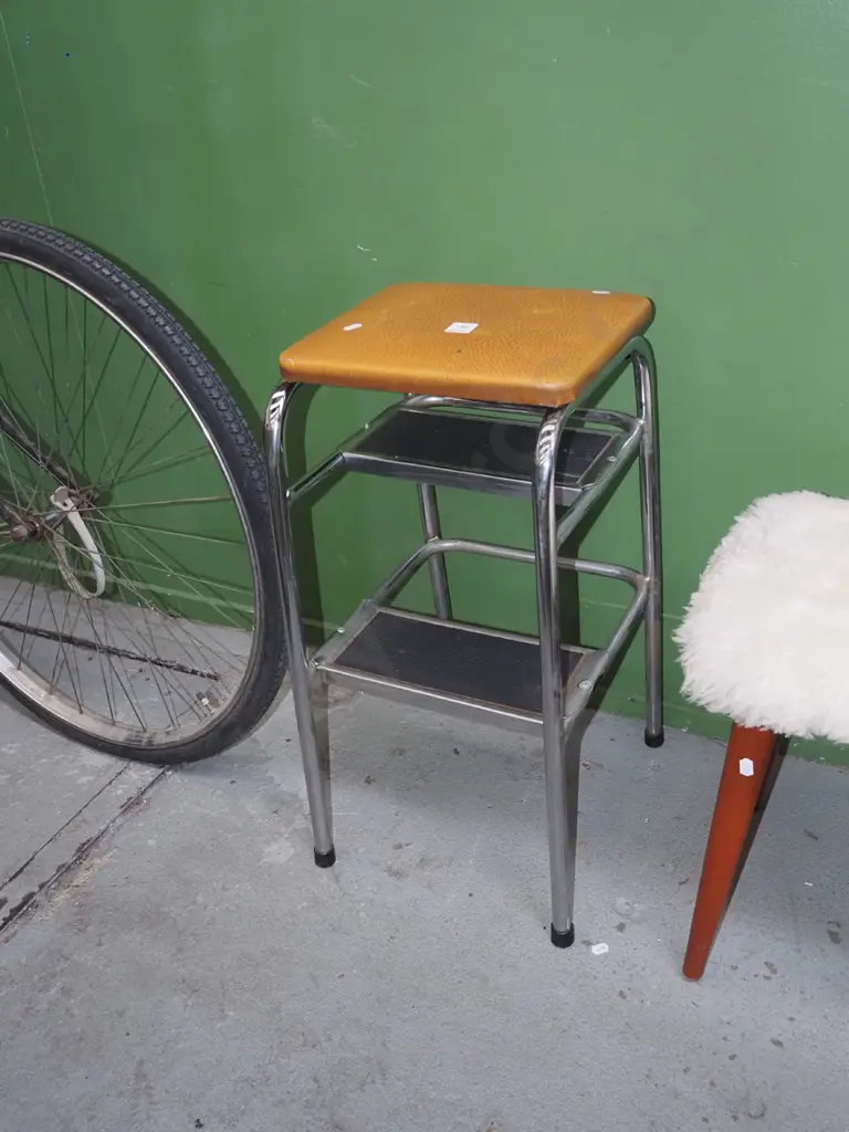vinyl upholstered kitchen step stool Image 1++