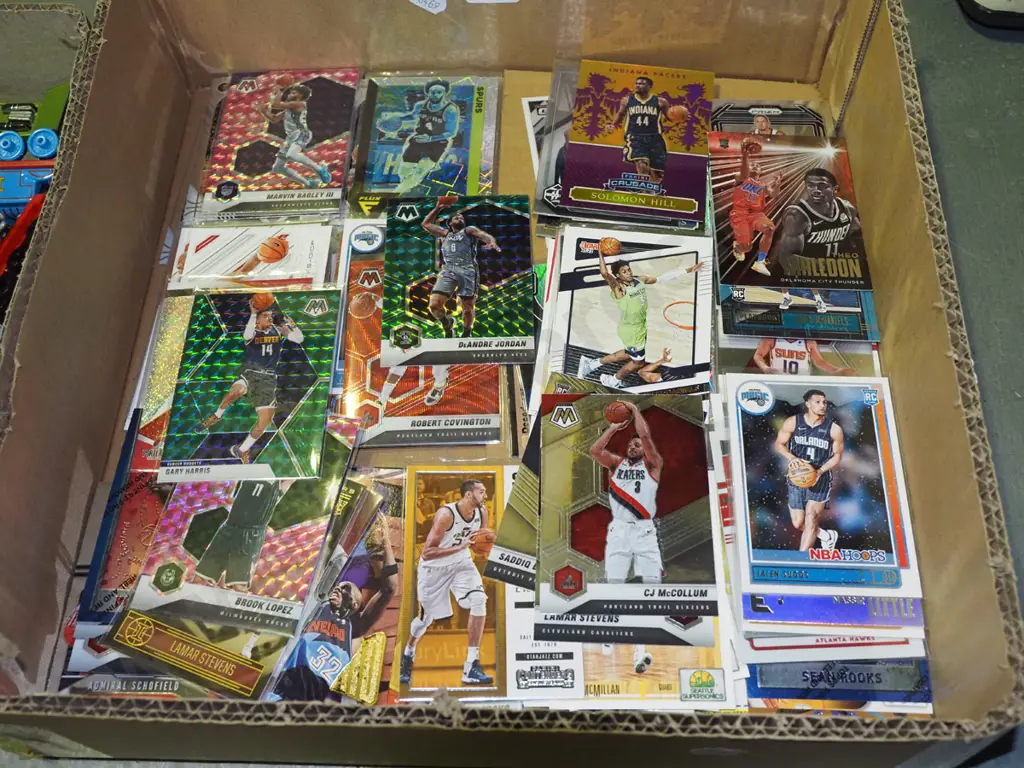 box; basketball collector cards Image 1++