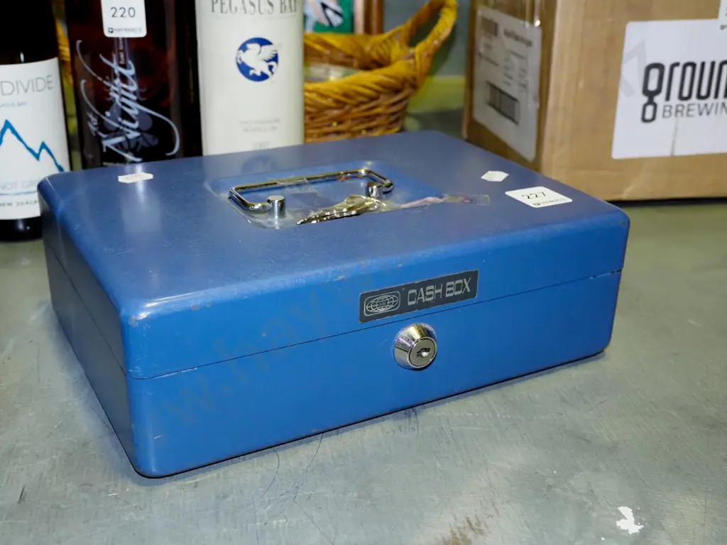 small cash box - key in office Image 1++