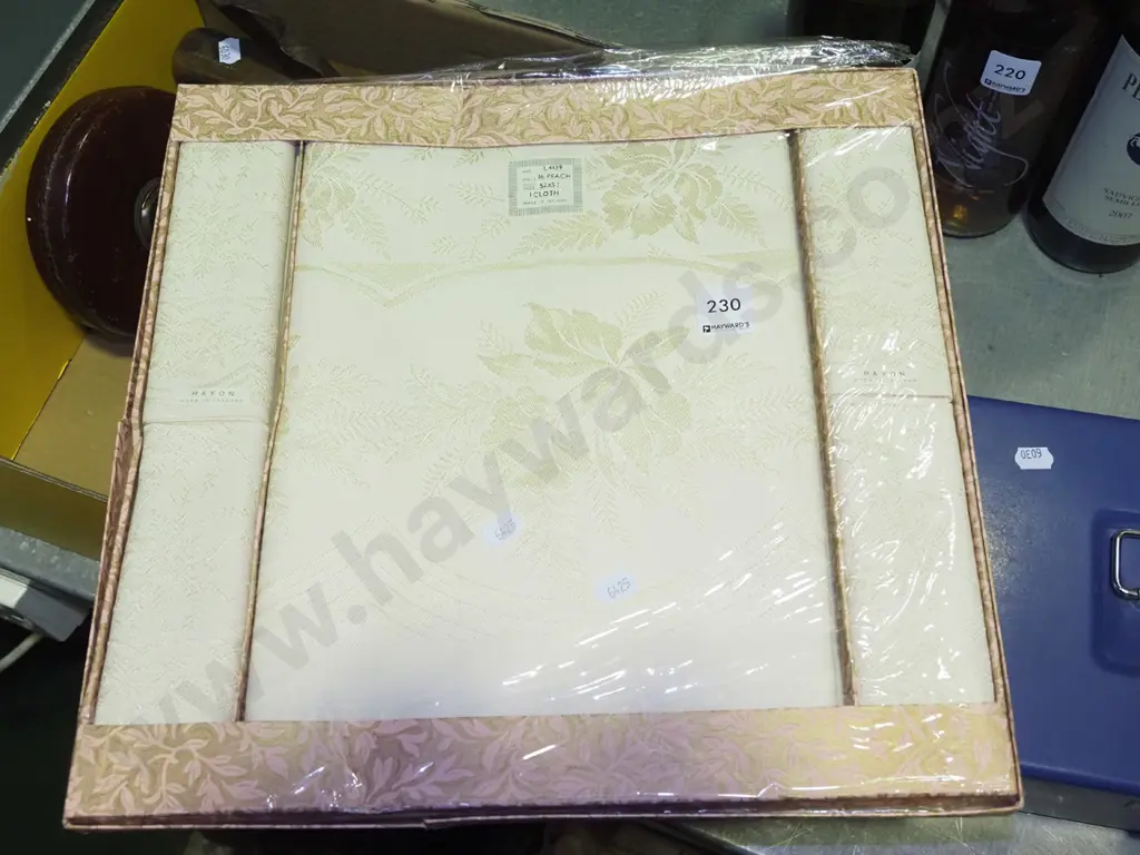 box; Irish linen tablecloth, napkins Image 1++