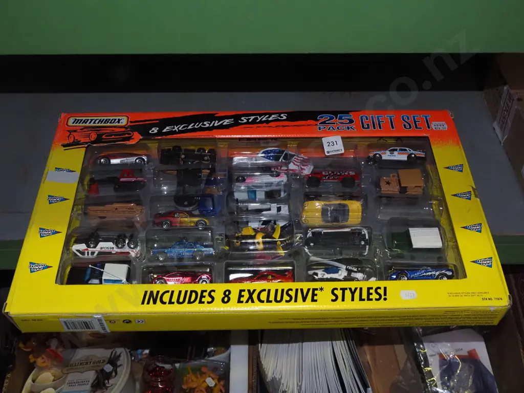 box; 25 pack of Matchbox model vehicles Image 1++