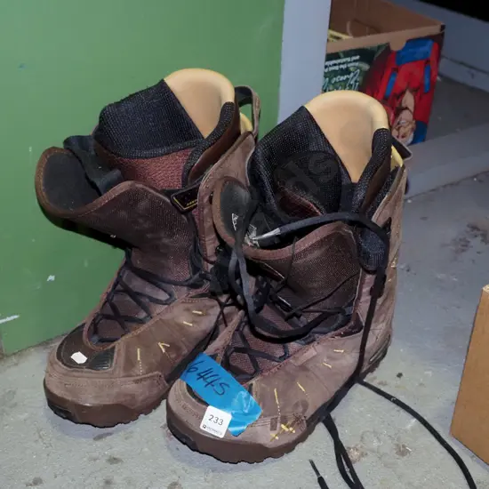 pair of K2 Amarda size 10.5 snowboard boots