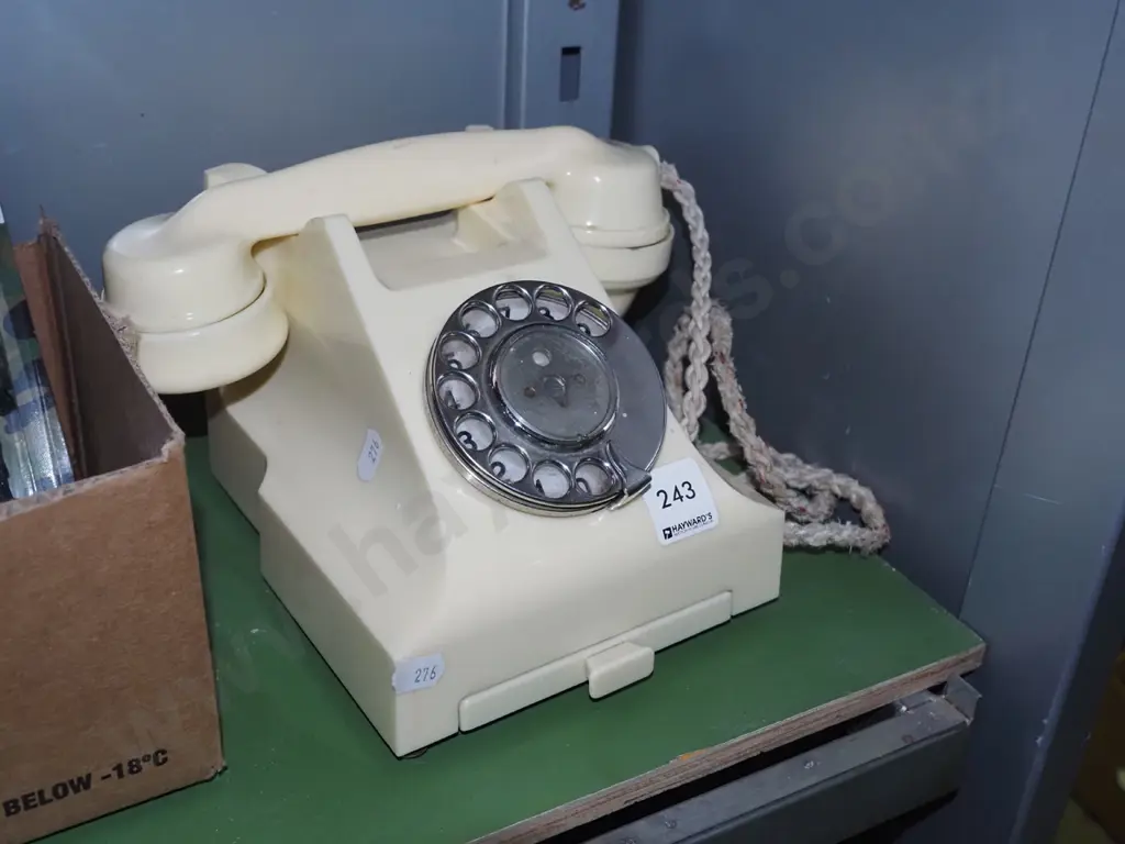 vintage dial telephone Image 1++