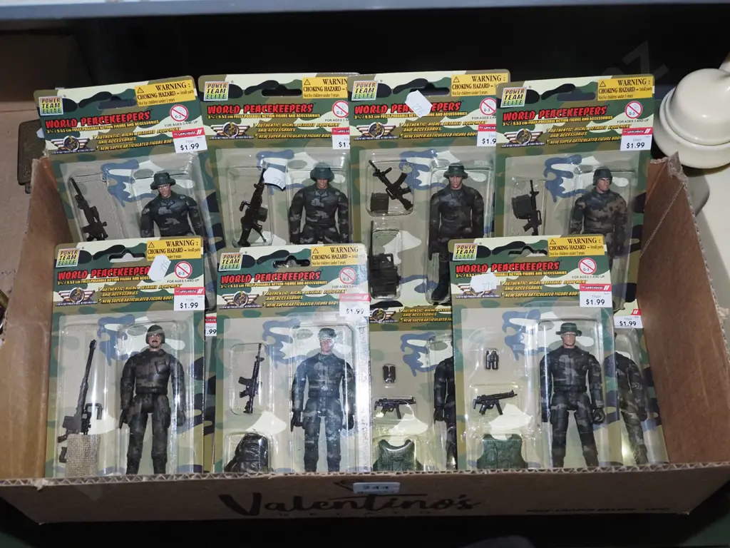 box; miniature toy soldiers Image 1++