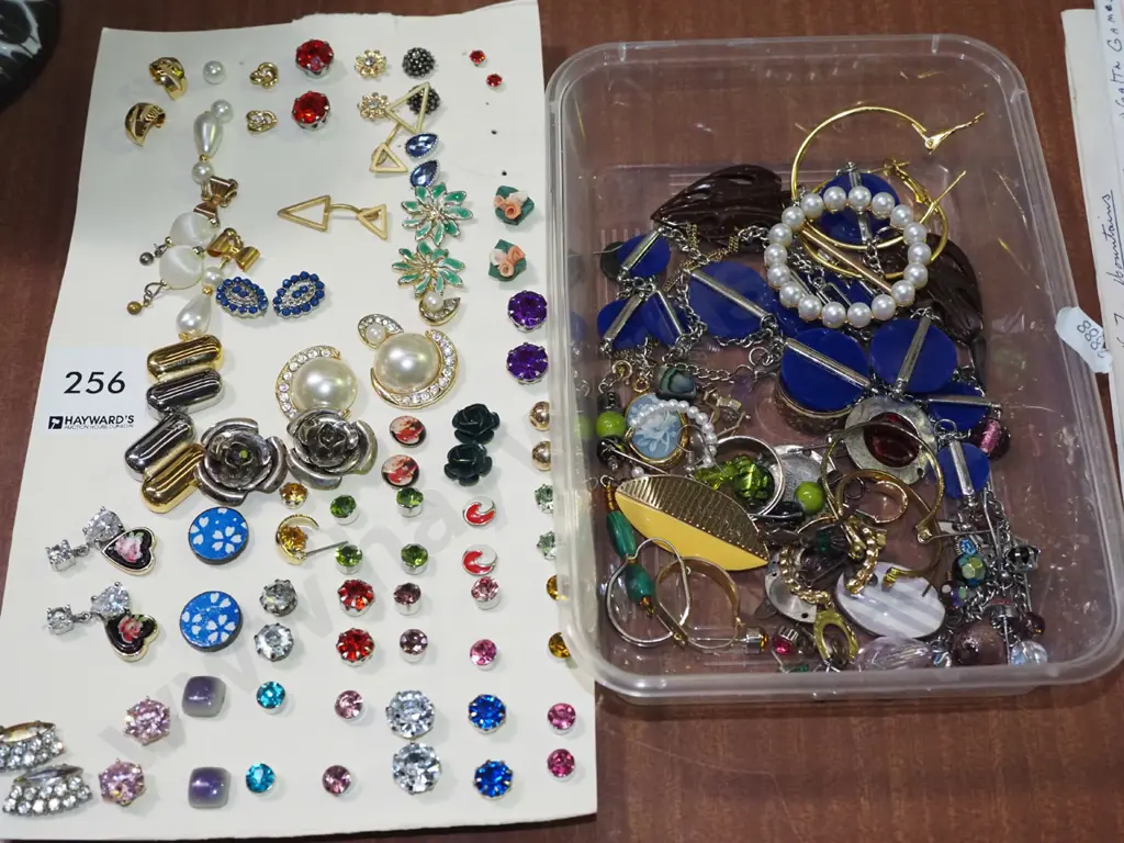 costume jewellery Image 1++
