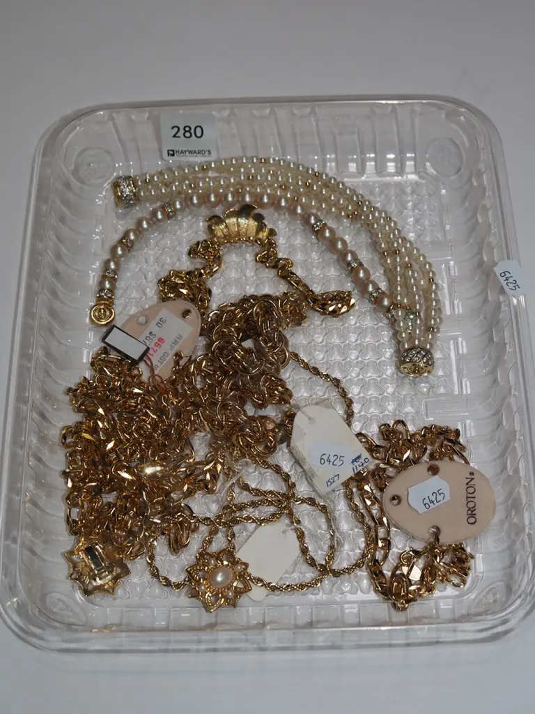 tray of costume jewellery Image 1++