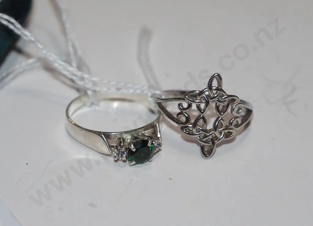 2x sterling silver rings- ring with green stone has broken band Image 1++