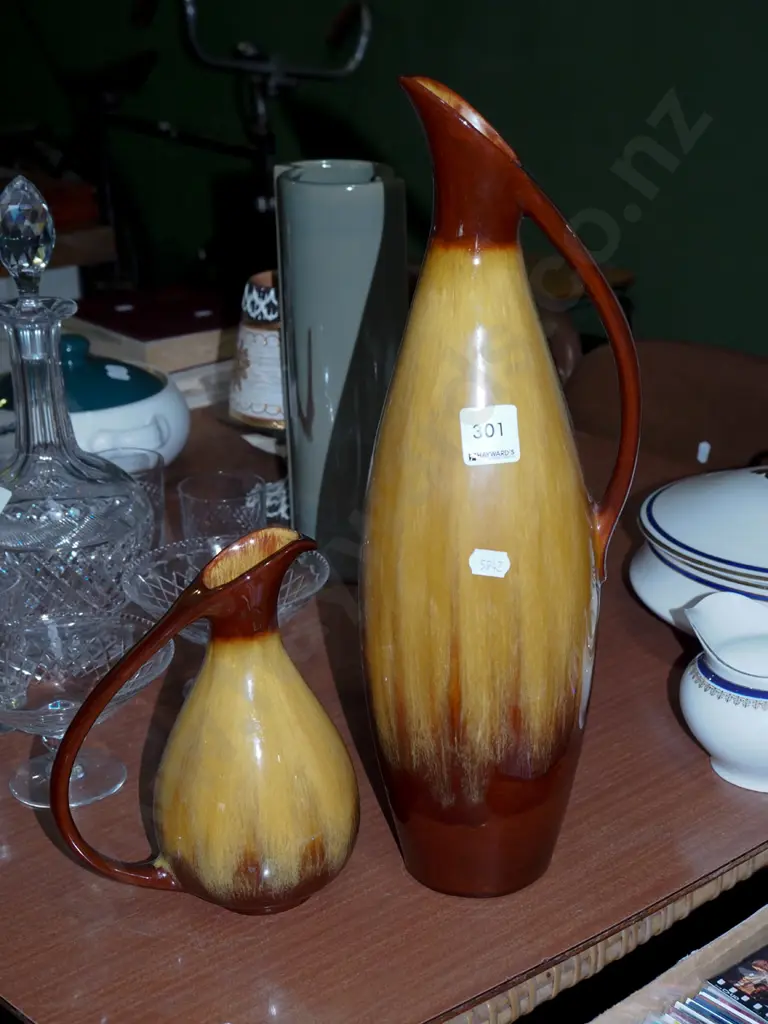 2x Blue Mountain ewer vases H390 Image 1++