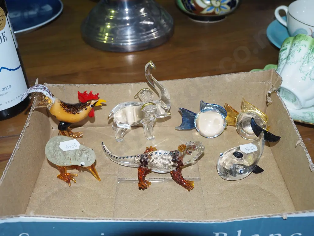box; glass figurines Image 1++