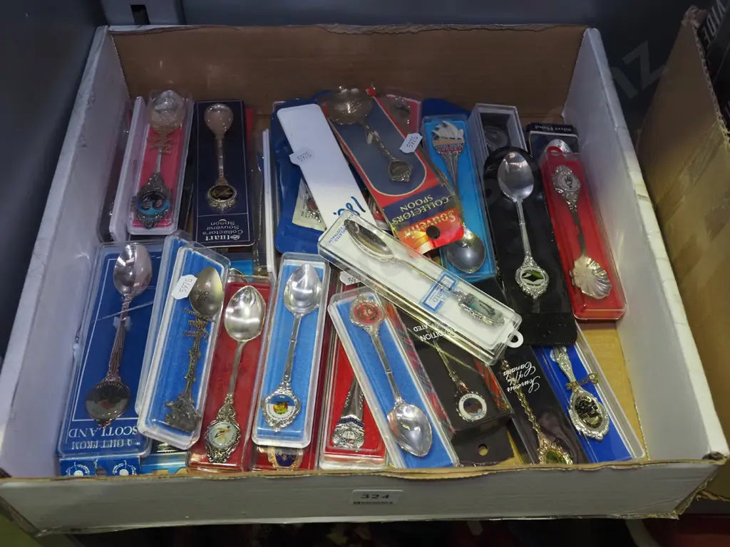 box of souvenir teaspoons Image 1++