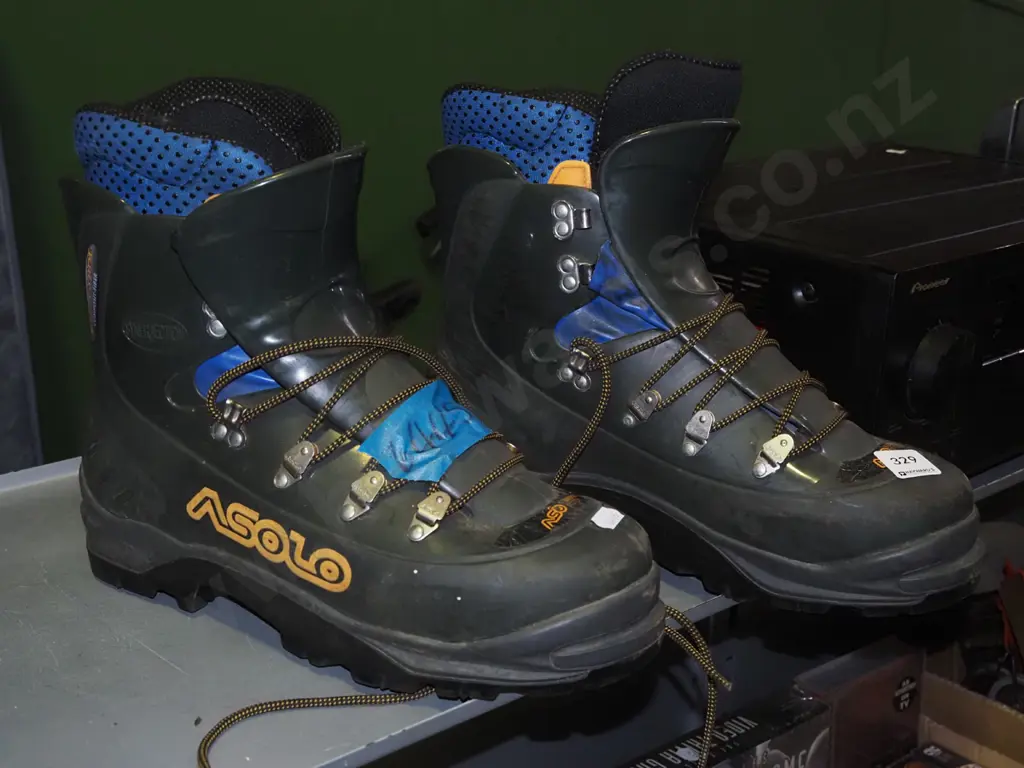 pair of A Solo size 11 Italian mountaineering boots Image 1++