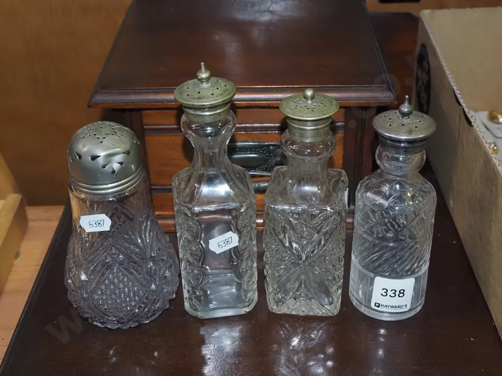 3x vintage salt and peppers and sugar shakers Image 1++