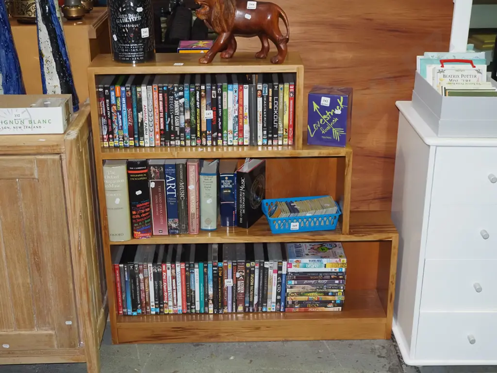 small rimu stepped side bookcase H920 W915 D180 Image 1++