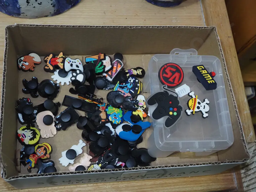 box; assorted jibbitz Image 1++