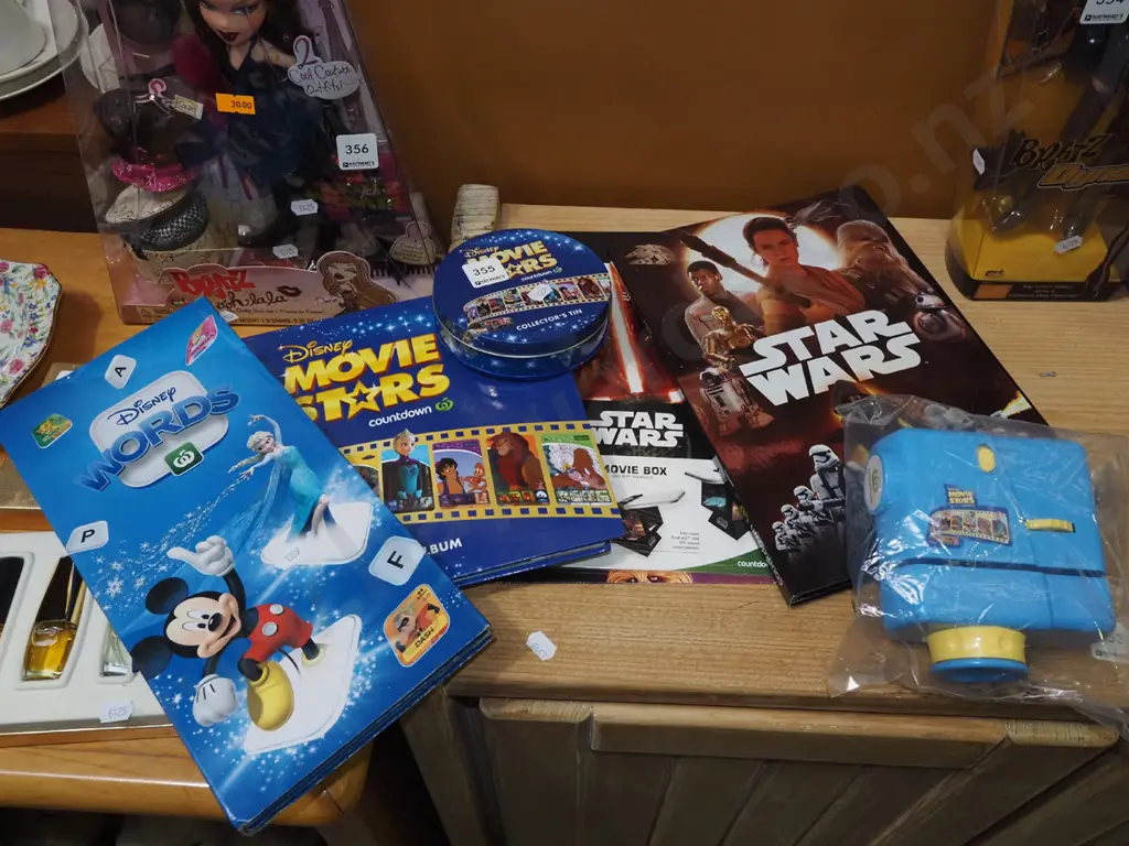 Countdown collector packs, movie stars viewer, tin of cartridges Image 1++
