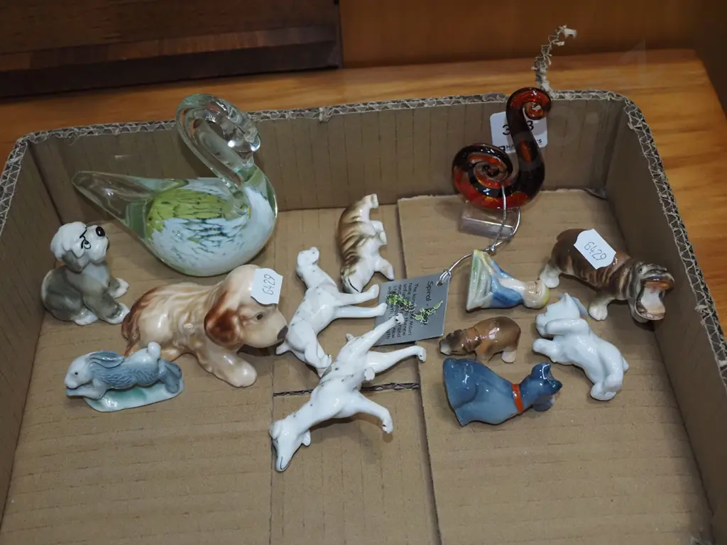 box; animal figurines Image 1++