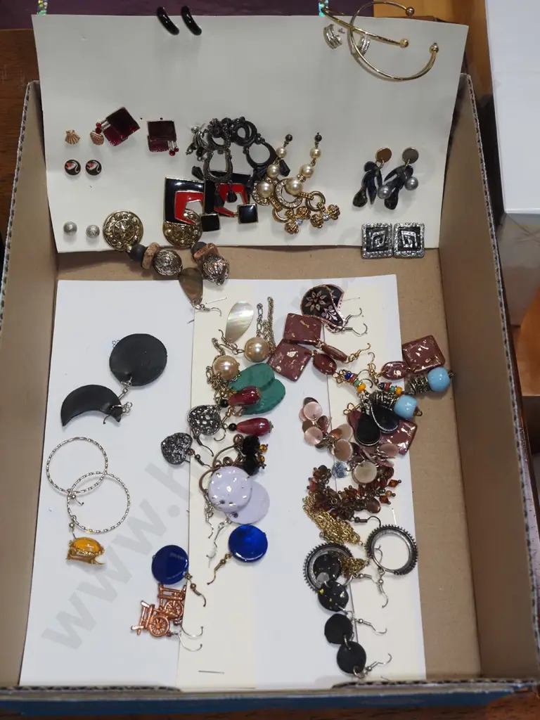 box of costume jewellery Image 1++