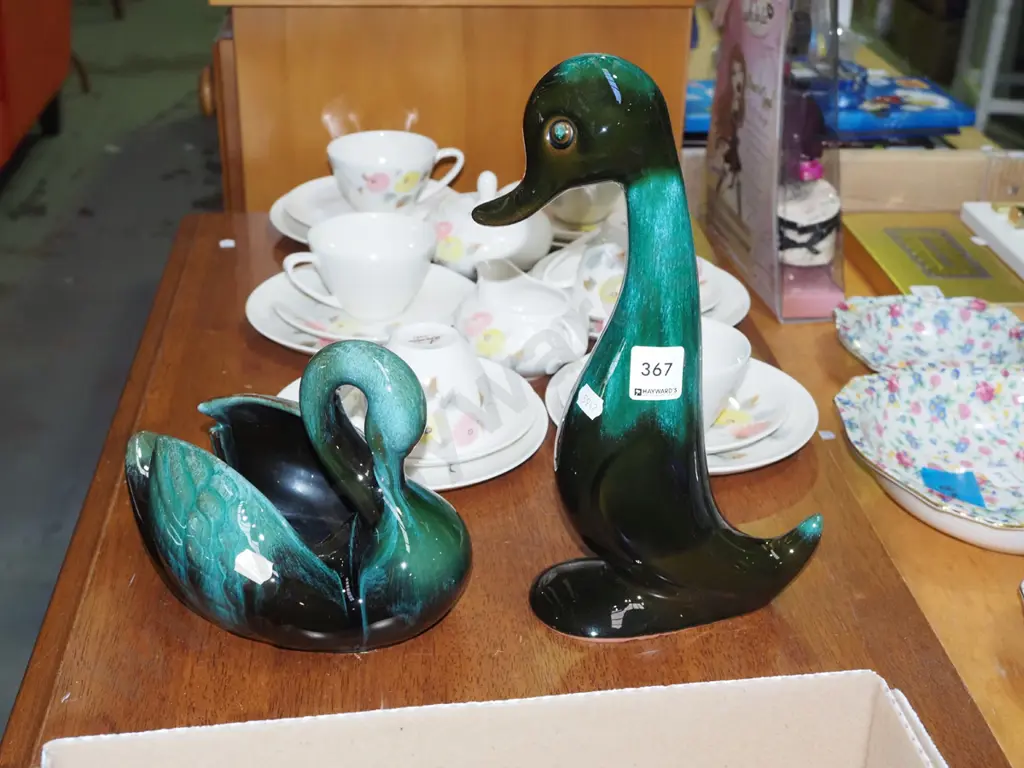 Blue Mountain swan vase, duck H290 Image 1++