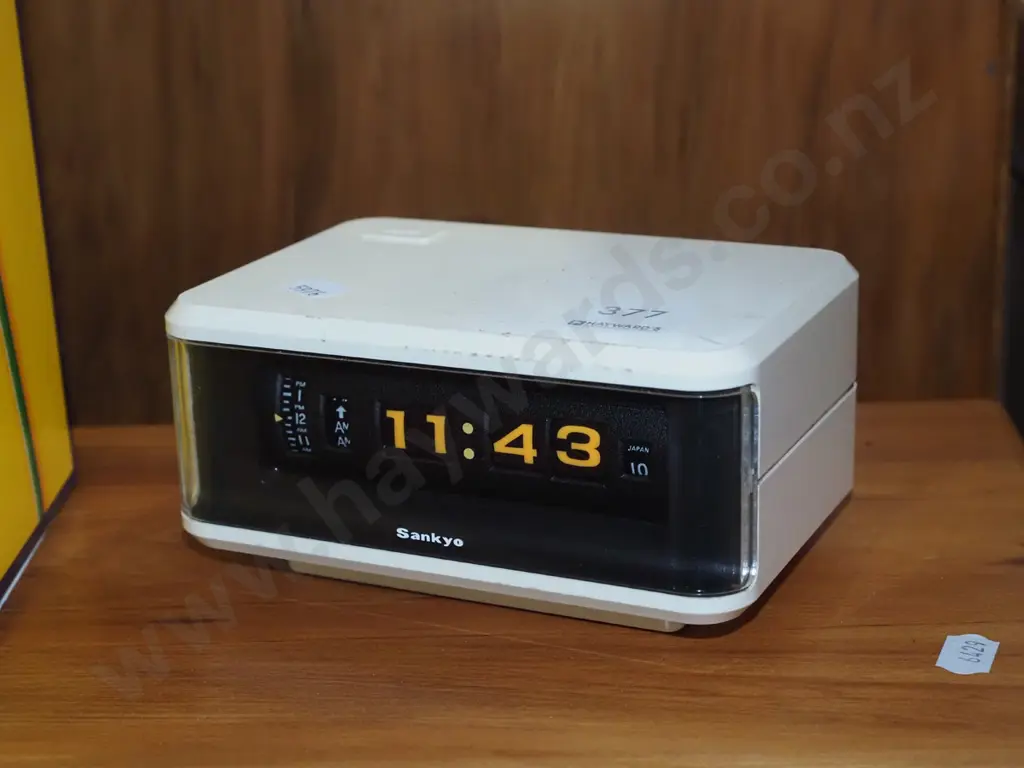 Sanko retro flip front bedside clock Image 1++