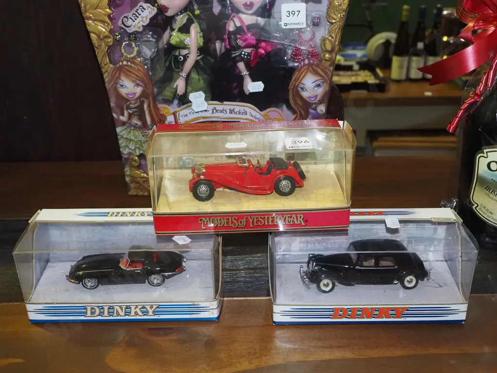 3x cased diecast model vehicles Image 1++