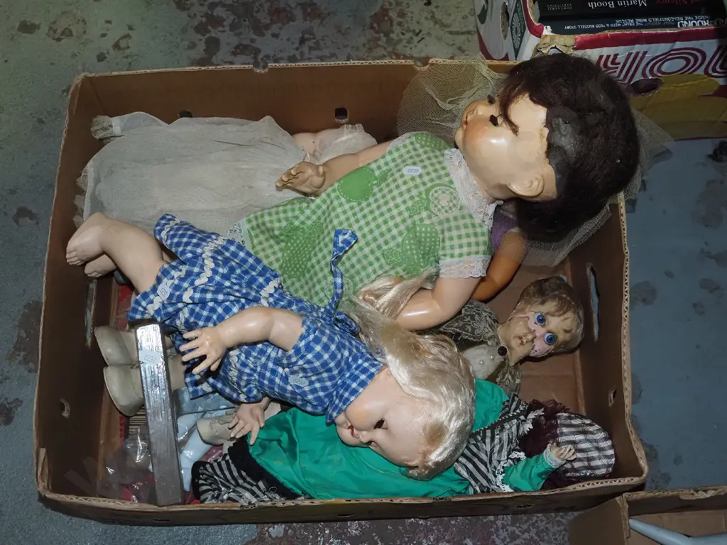 box; various vintage dolls Image 1++