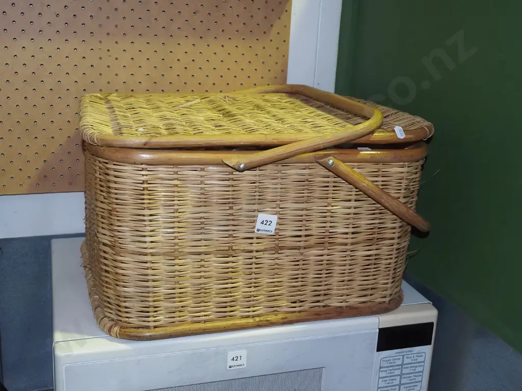 cane picnic hamper Image 1++