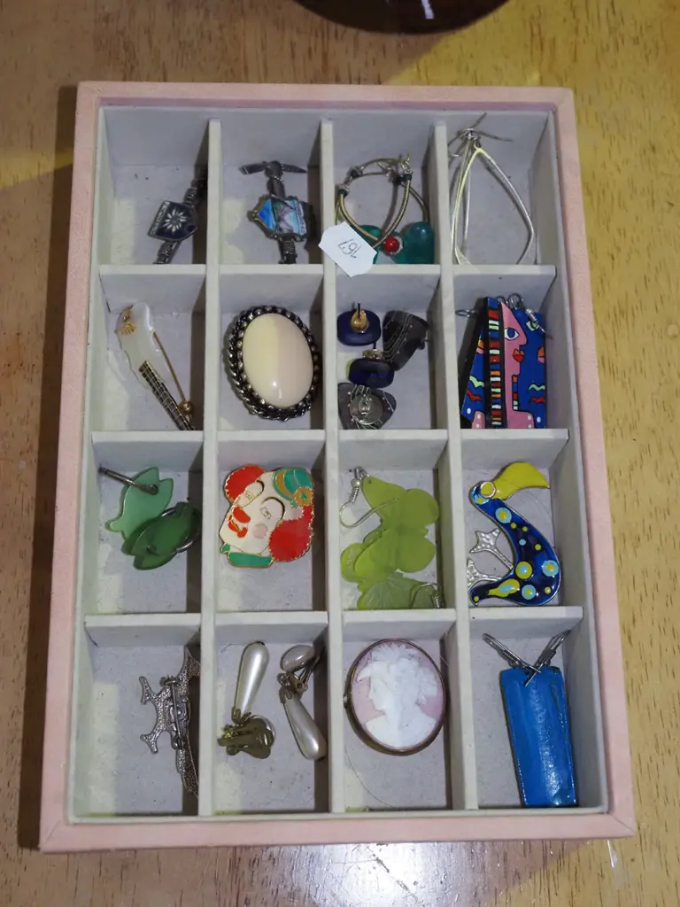 tray of costume jewellery Image 1++