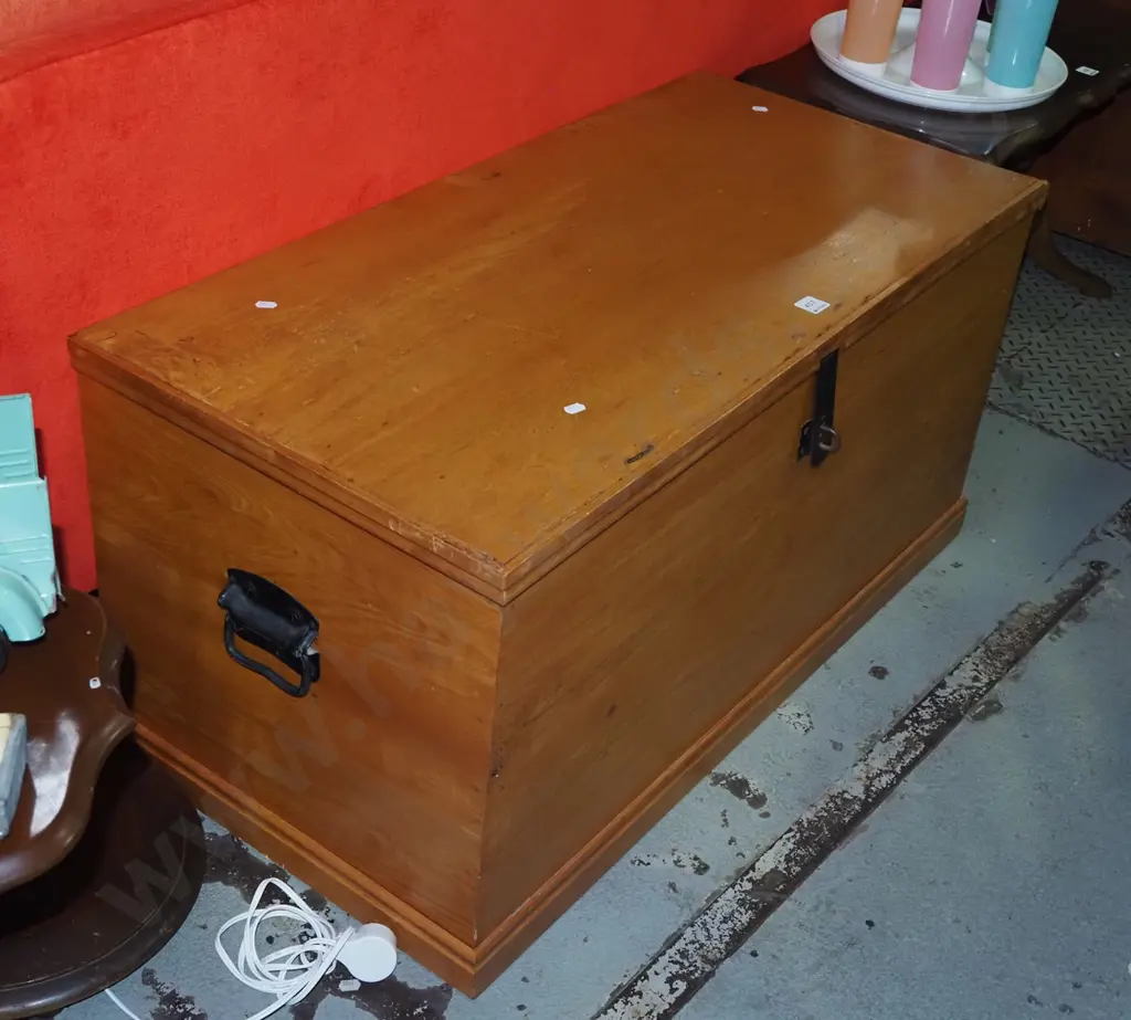 solid rimu blanket box H440 W940 D460 Image 1++