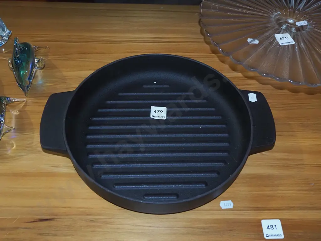 cast iron skillet W330 Image 1++