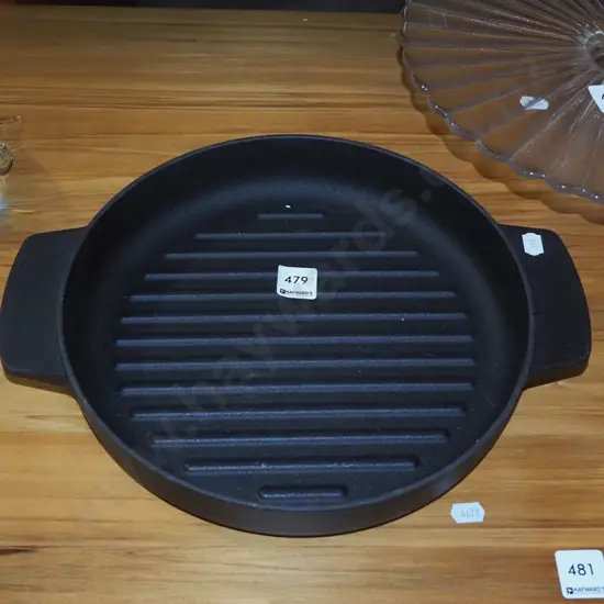 cast iron skillet W330