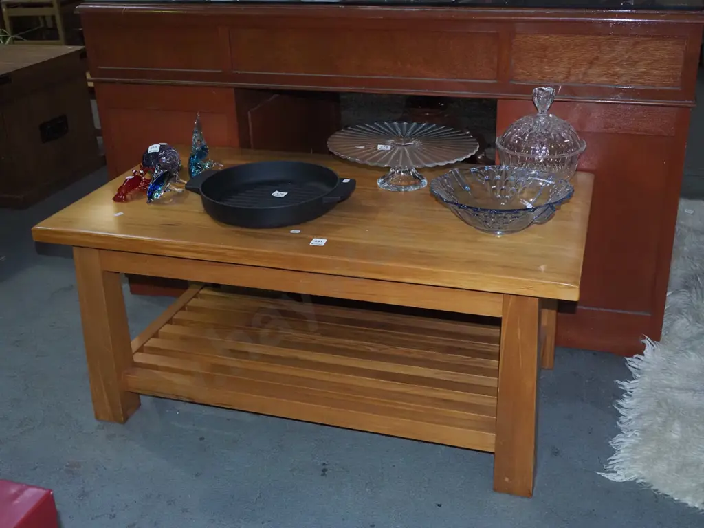 solid rimu coffee table H440 W1000 D550 Image 1++