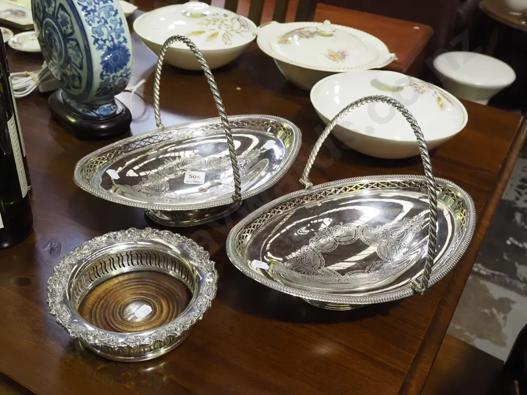 2x plated ware footed bowls, wine coaster Image 1++