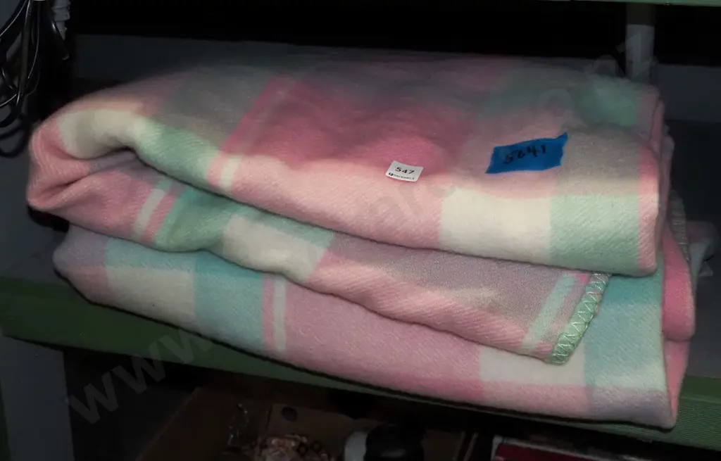 2x checked woollen blankets Image 1++