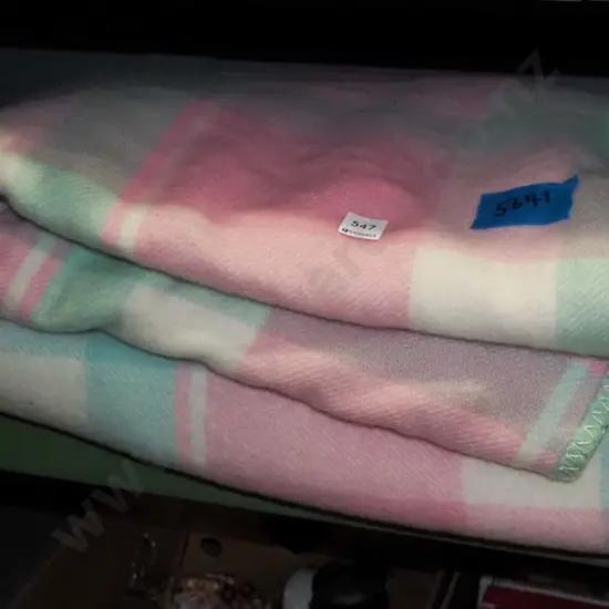 2x checked woollen blankets