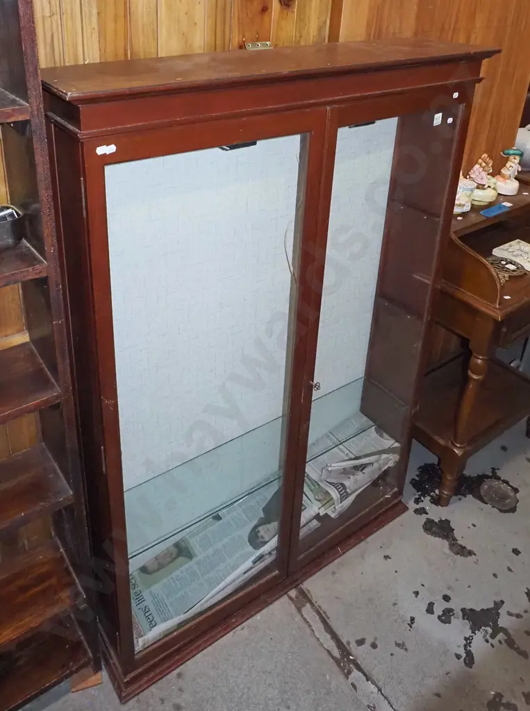 mahogany lockable 2 display case H380 W990 D235 - key in office Image 1++
