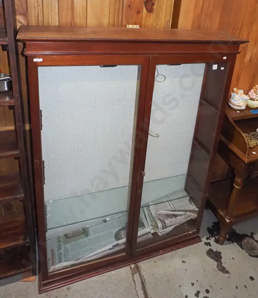 mahogany lockable 2 display case H380 W990 D235 - key in office Image 1++