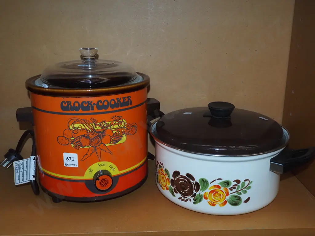very early retro slow cooker, enamel casserole Image 1++