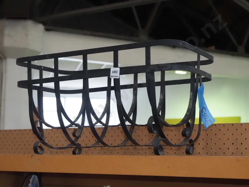 2x metal planter baskets Image 1++