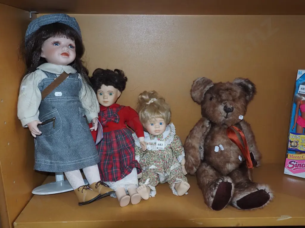 3x porcelain dolls, teddy bears Image 1++
