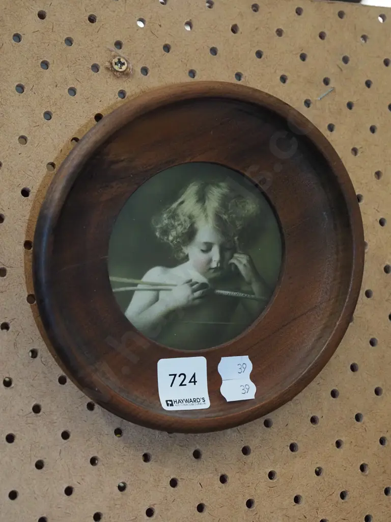 very small wood framed cherub print Image 1++