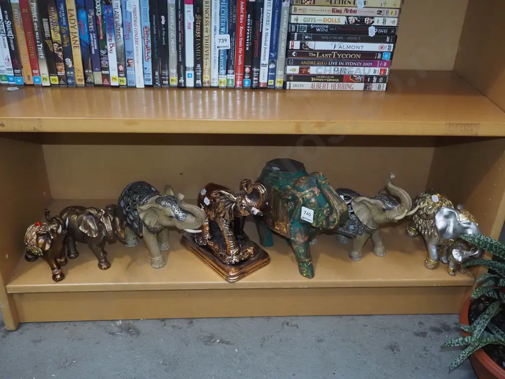 shelf; elephant figurines H210 Image 1++