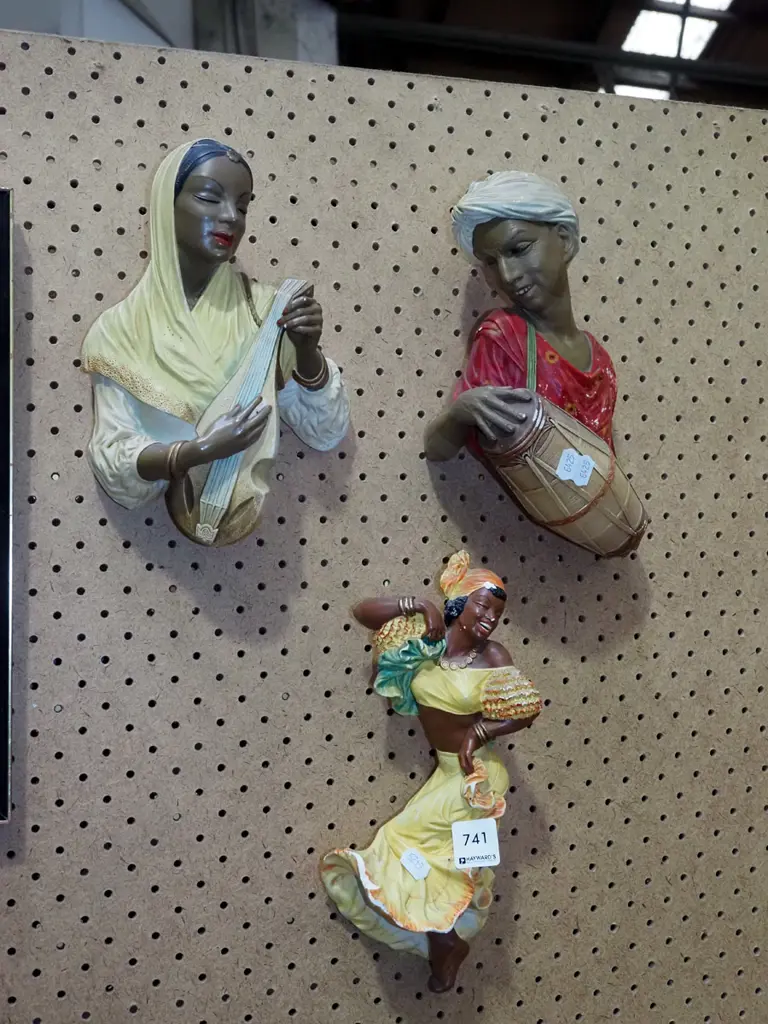 3x Bossons figurine - some damage Image 1++