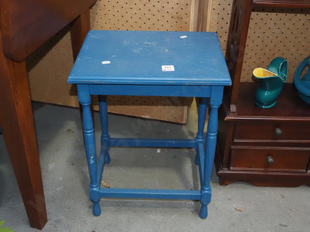 small painted wooden end table H430 Image 1++