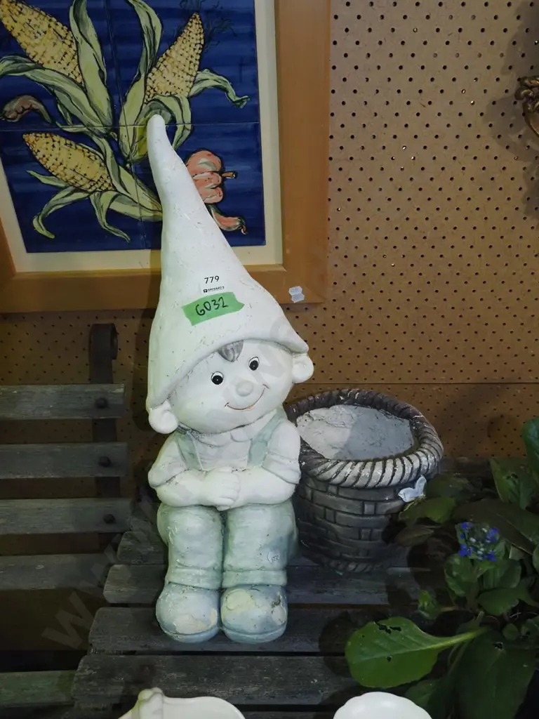 composite garden gnome planter H500 Image 1++