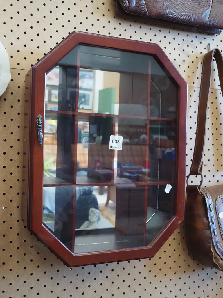 small wall mounted display case H410 Image 1++